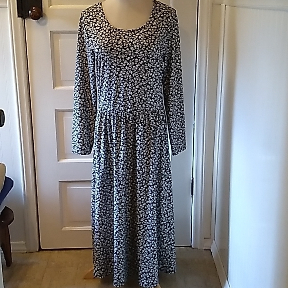 Old Navy large black white maid dress 👗